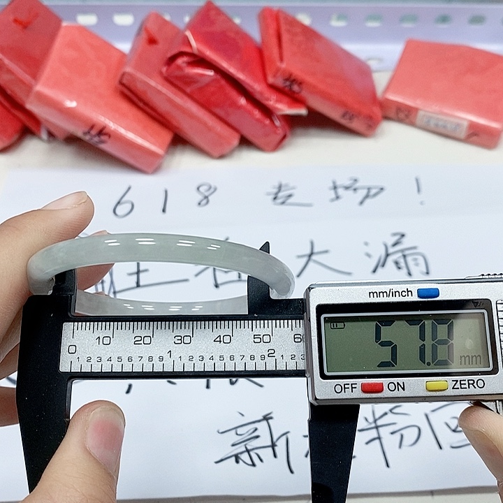 翡翠手镯未镶嵌1。     