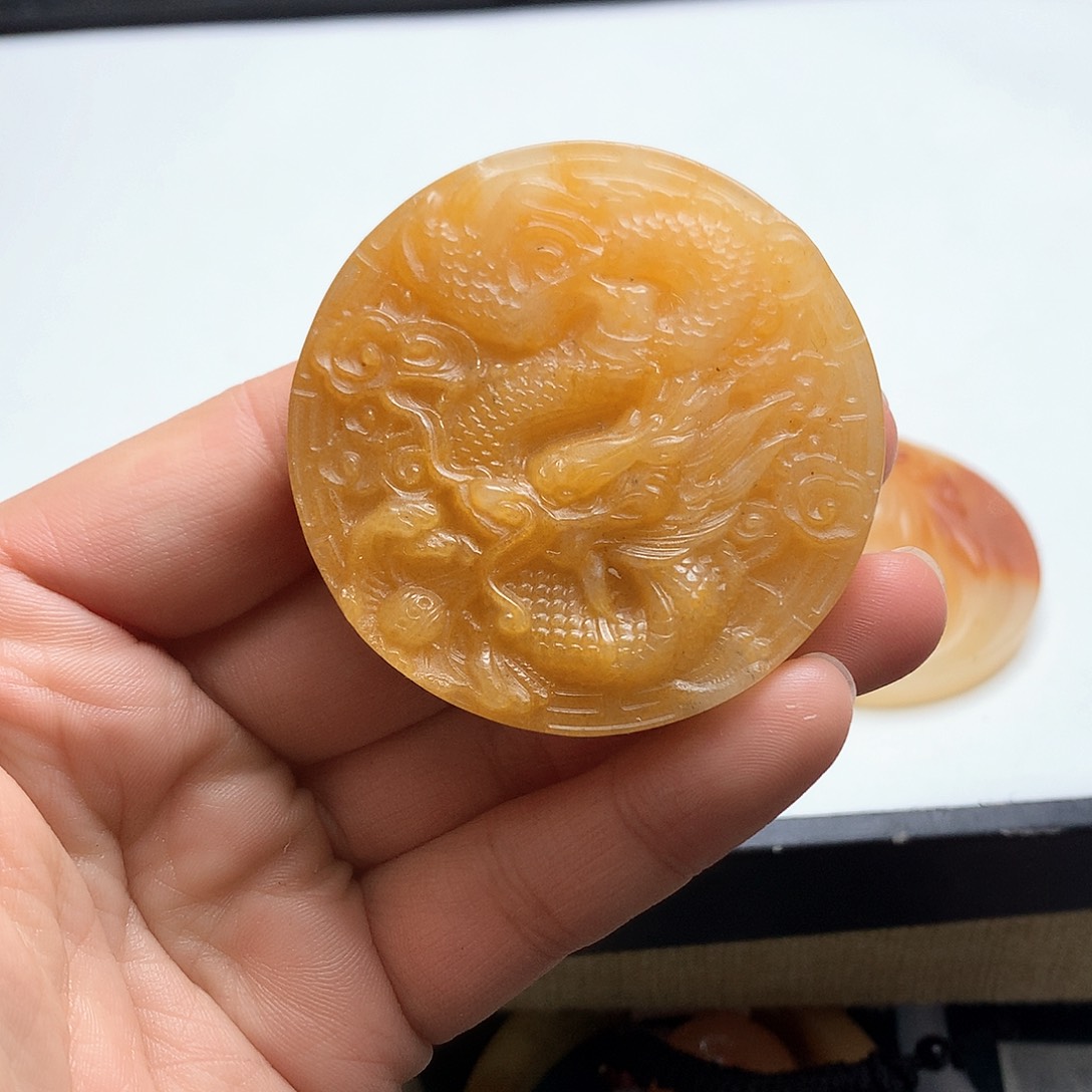 未镶嵌石英质玉（黄龙玉）手镯桃***?