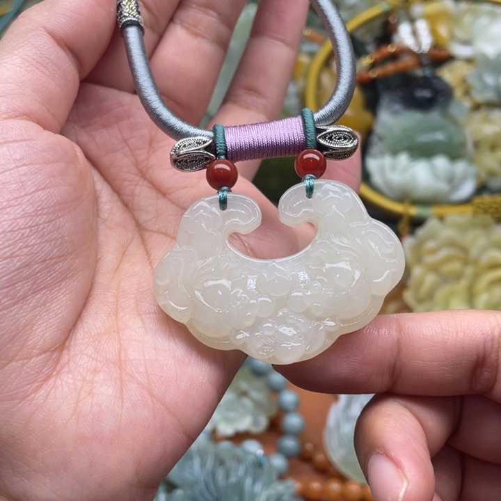 蛇纹石玉吊坠合金