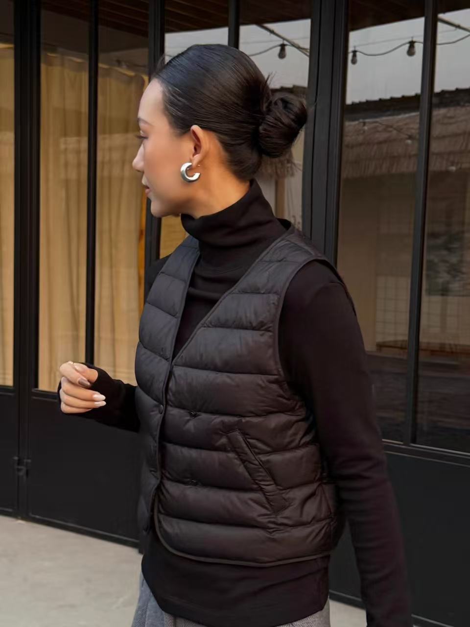 轻薄羽绒马甲女冬季百搭无袖口袋加厚背心双排扣修身保暖马甲羽绒