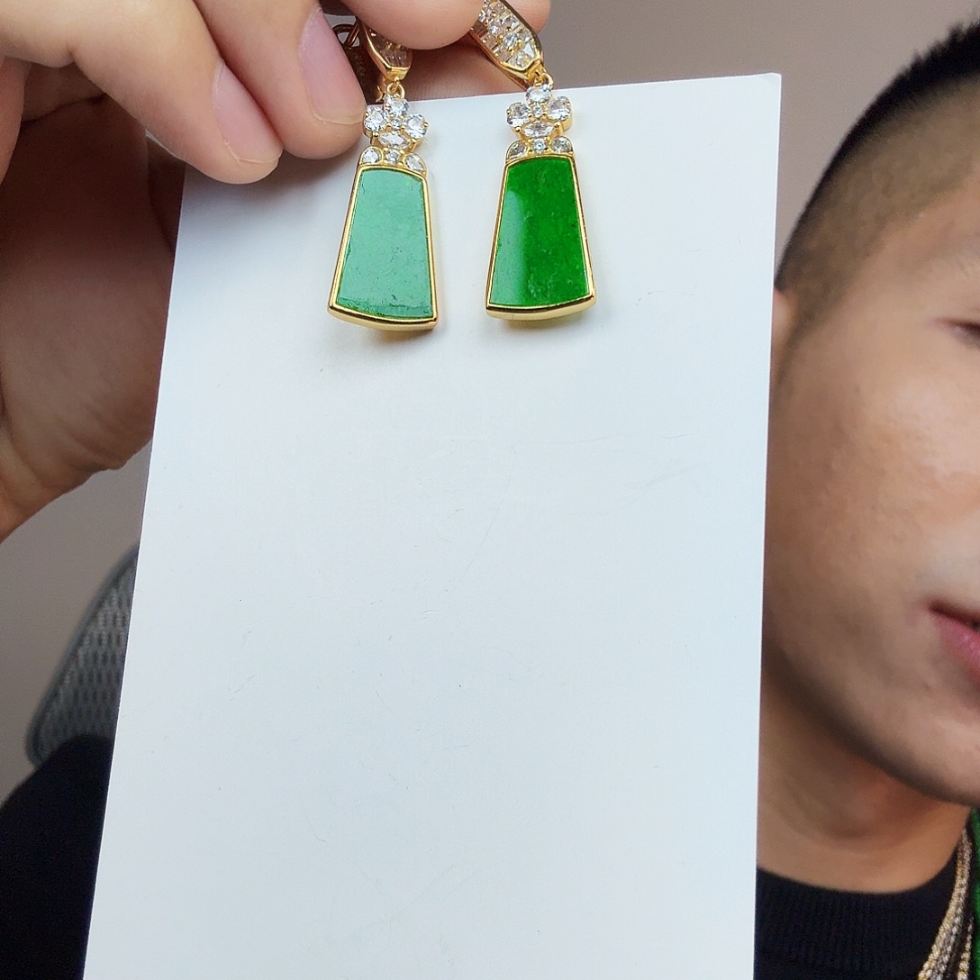 翡翠未镶嵌颈饰一对