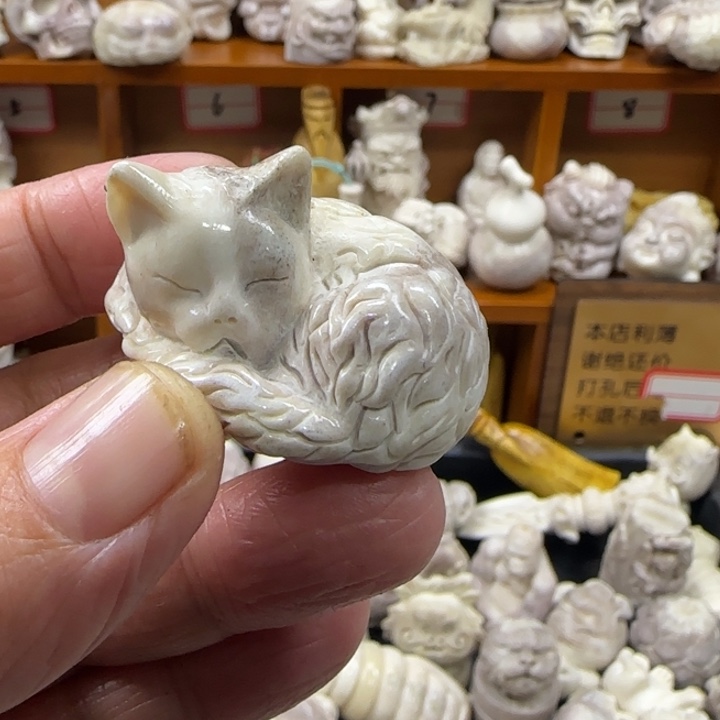 非金属配饰鹿角雕刻小猫