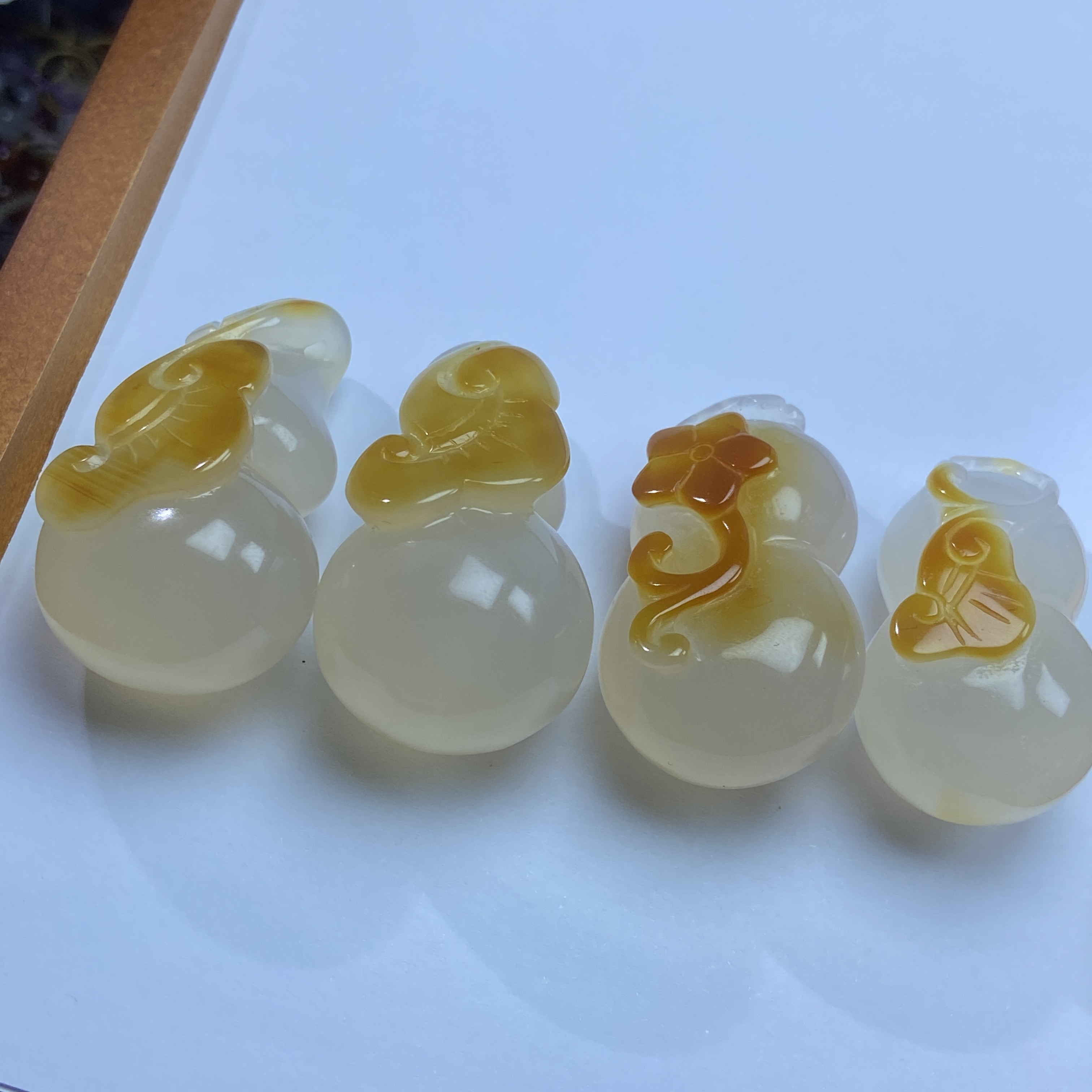 天然玛瑙冰带俏色葫芦玉石如我心意花开富贵原矿原色，手工雕刻。