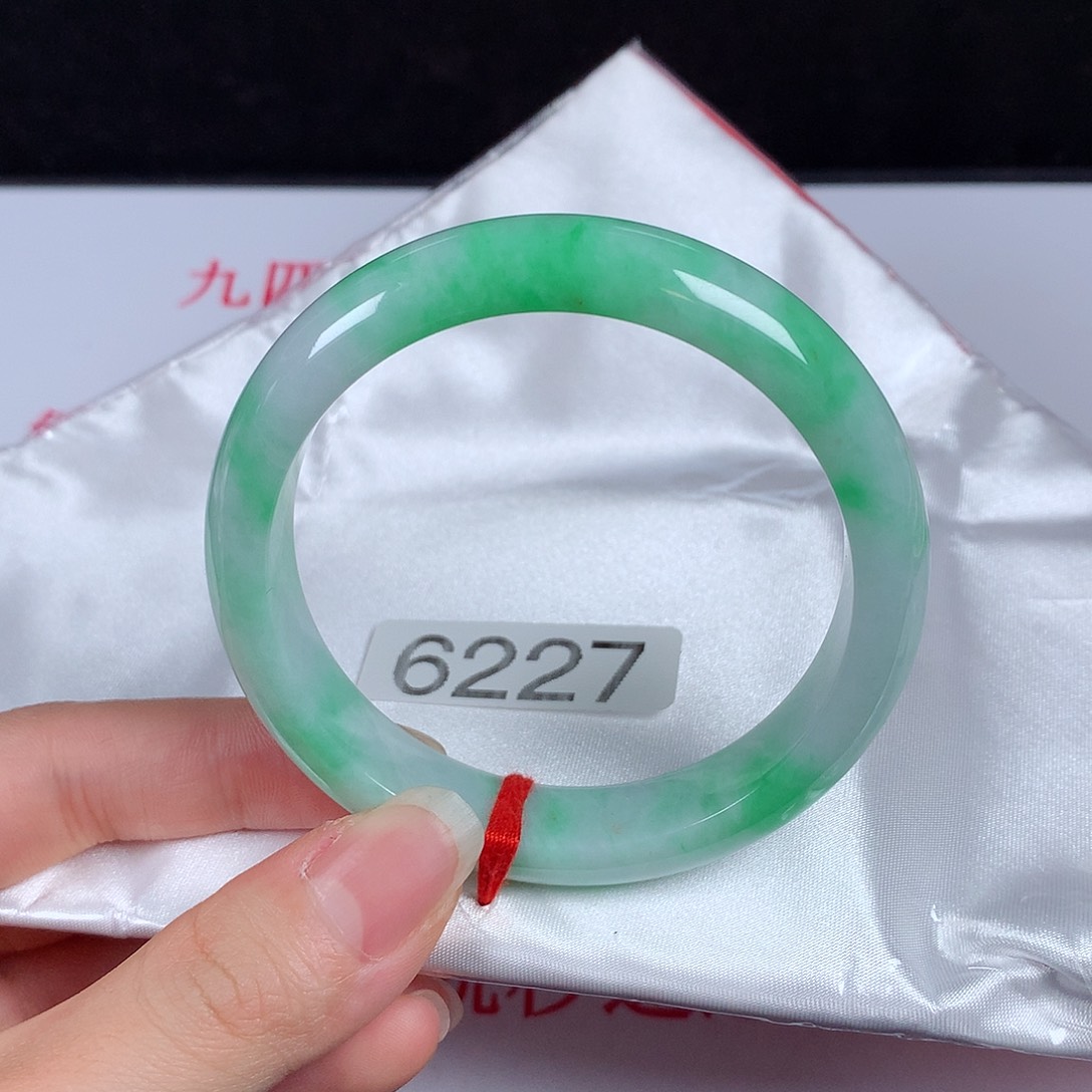 翡翠手镯未镶嵌56。