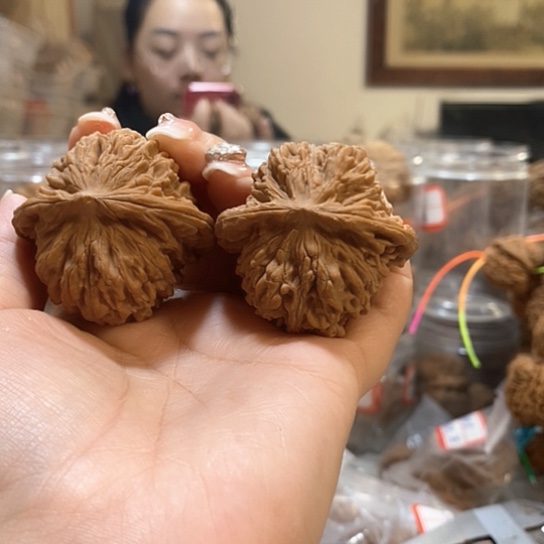 文玩核桃吊坠R****d44四座楼尖有伤