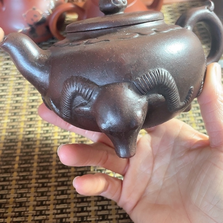 紫砂茶壶原矿泥料手工制作的紫砂壶