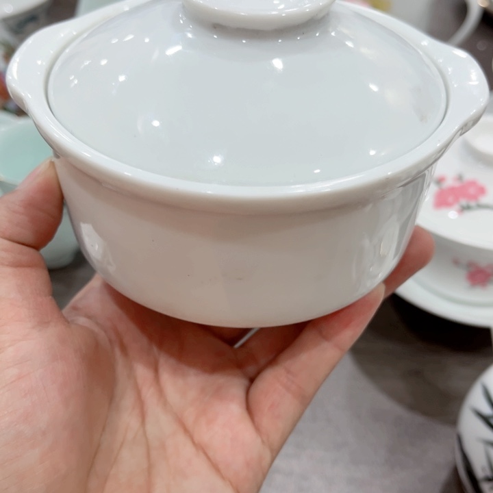 碟釉下彩纯白炖盅。