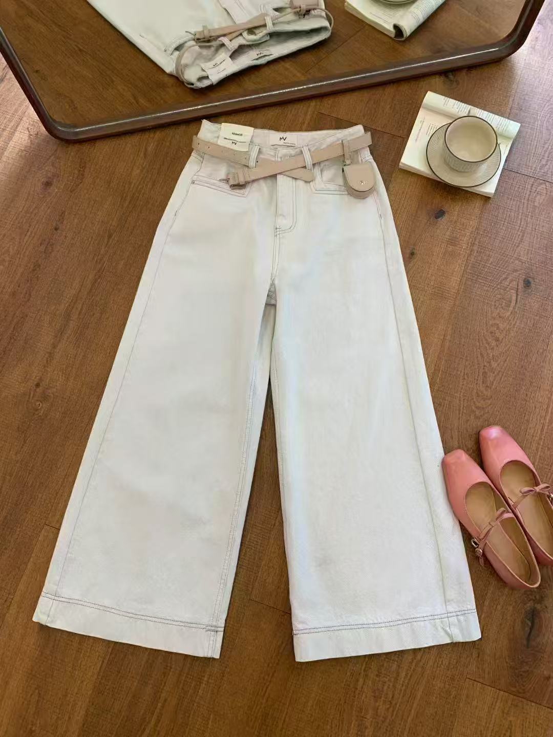 浅蓝色高腰牛仔阔腿裤