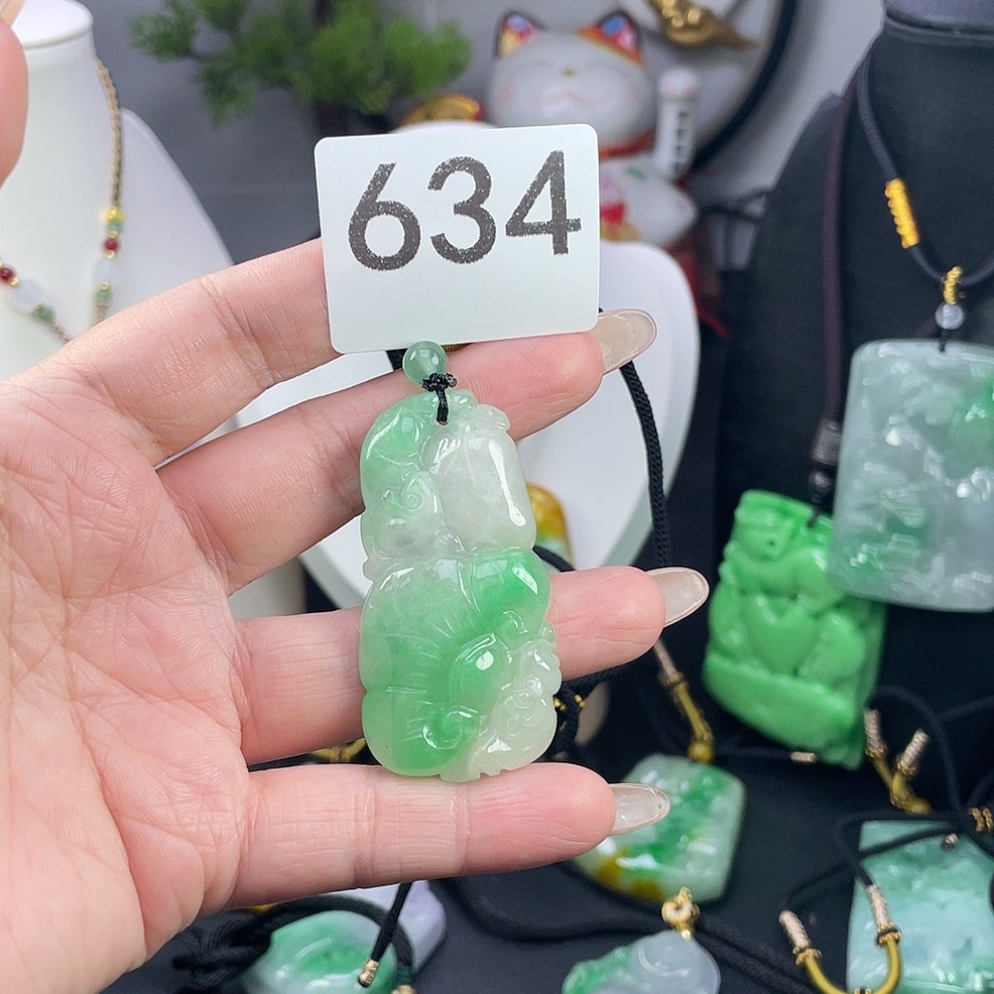 翡翠未镶嵌吊坠(赠链)