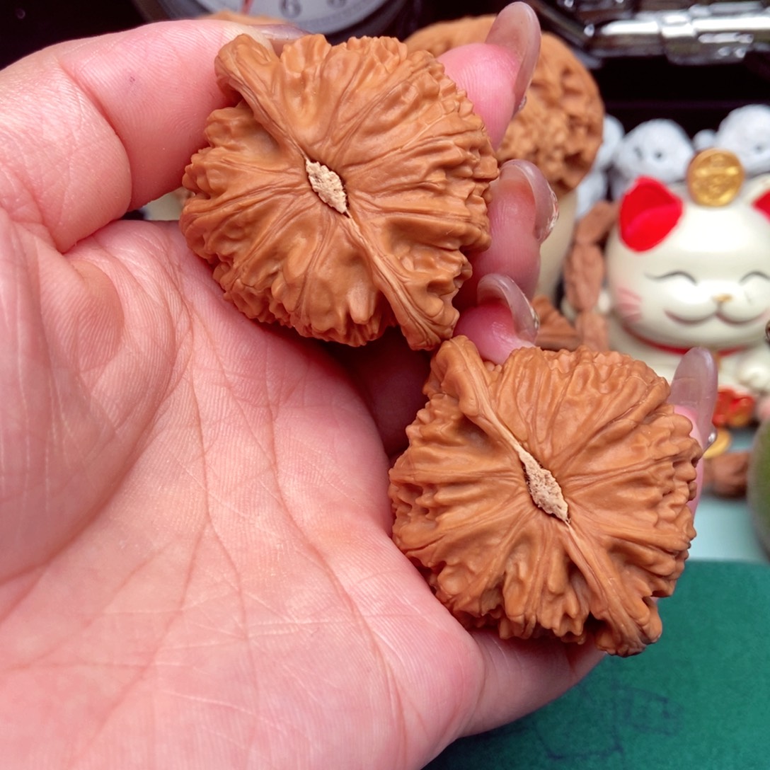 D***o文玩核桃吊坠白狮46已打底