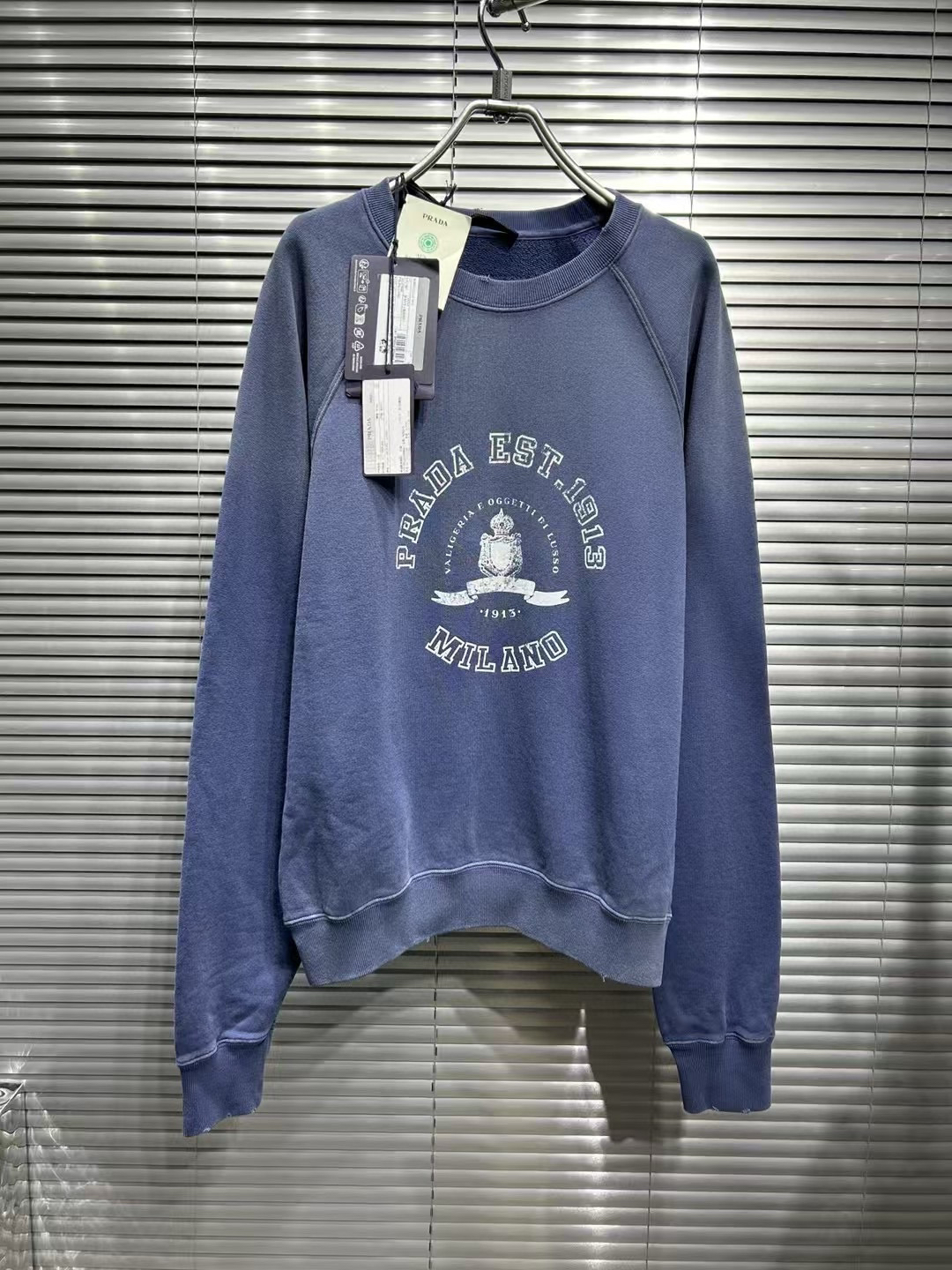 全新未使用 Prada/普拉达 胸前字母印花雾霾蓝做旧水洗卫衣/m码