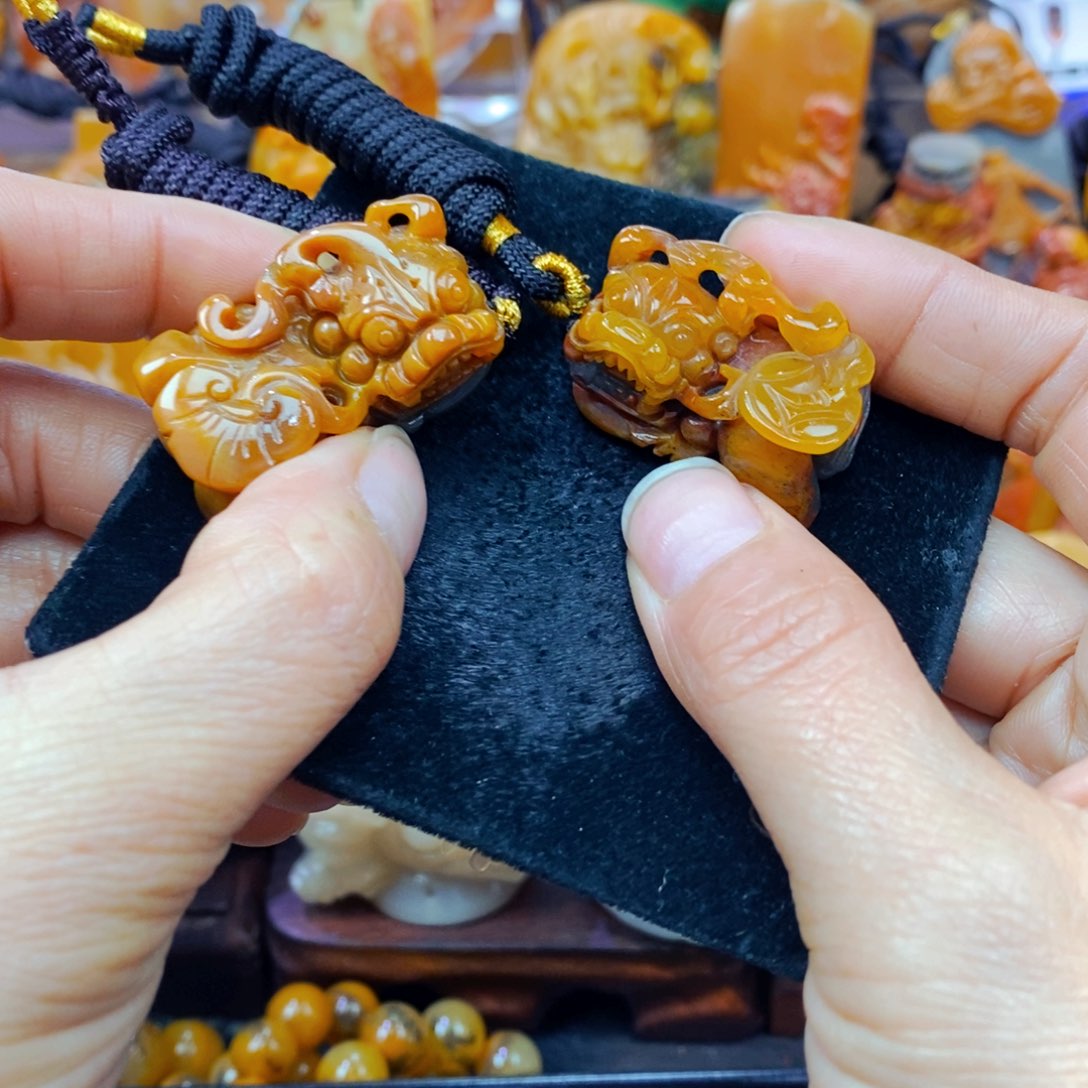 未镶嵌石英质玉（黄龙玉）颈饰