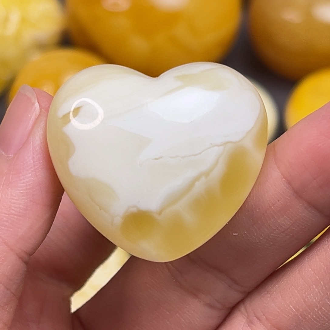 琥珀裸石未镶嵌桃心