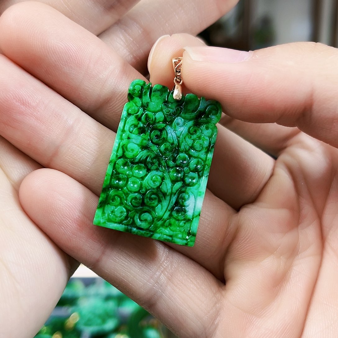 翡翠颈饰18K金镶嵌吊坠多样性