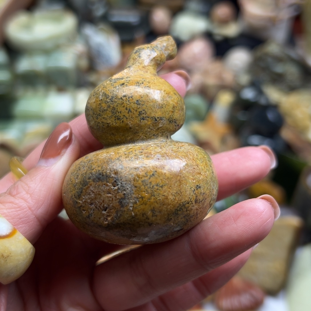 岫岩河磨玉（透闪石质玉）未镶嵌颈饰河磨玉葫芦黄皮