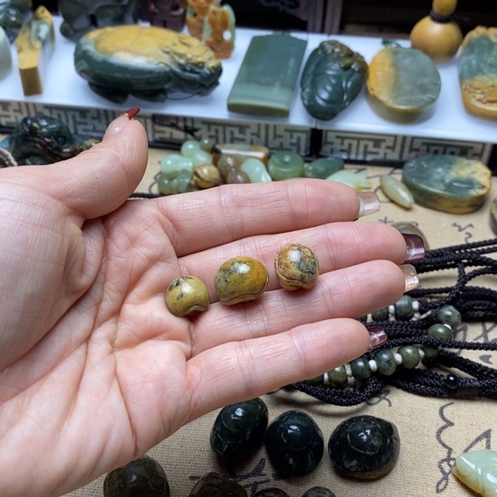 透闪石质玉挂件未镶嵌湄*