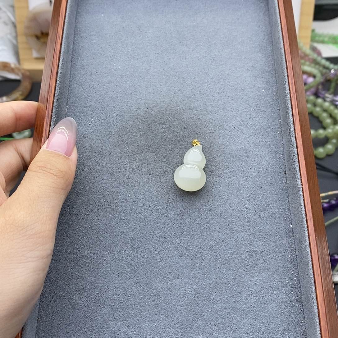 和田玉吊坠(不含链)18K金镶嵌