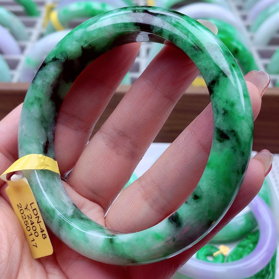 翡翠手镯未镶嵌毛*娃翡翠