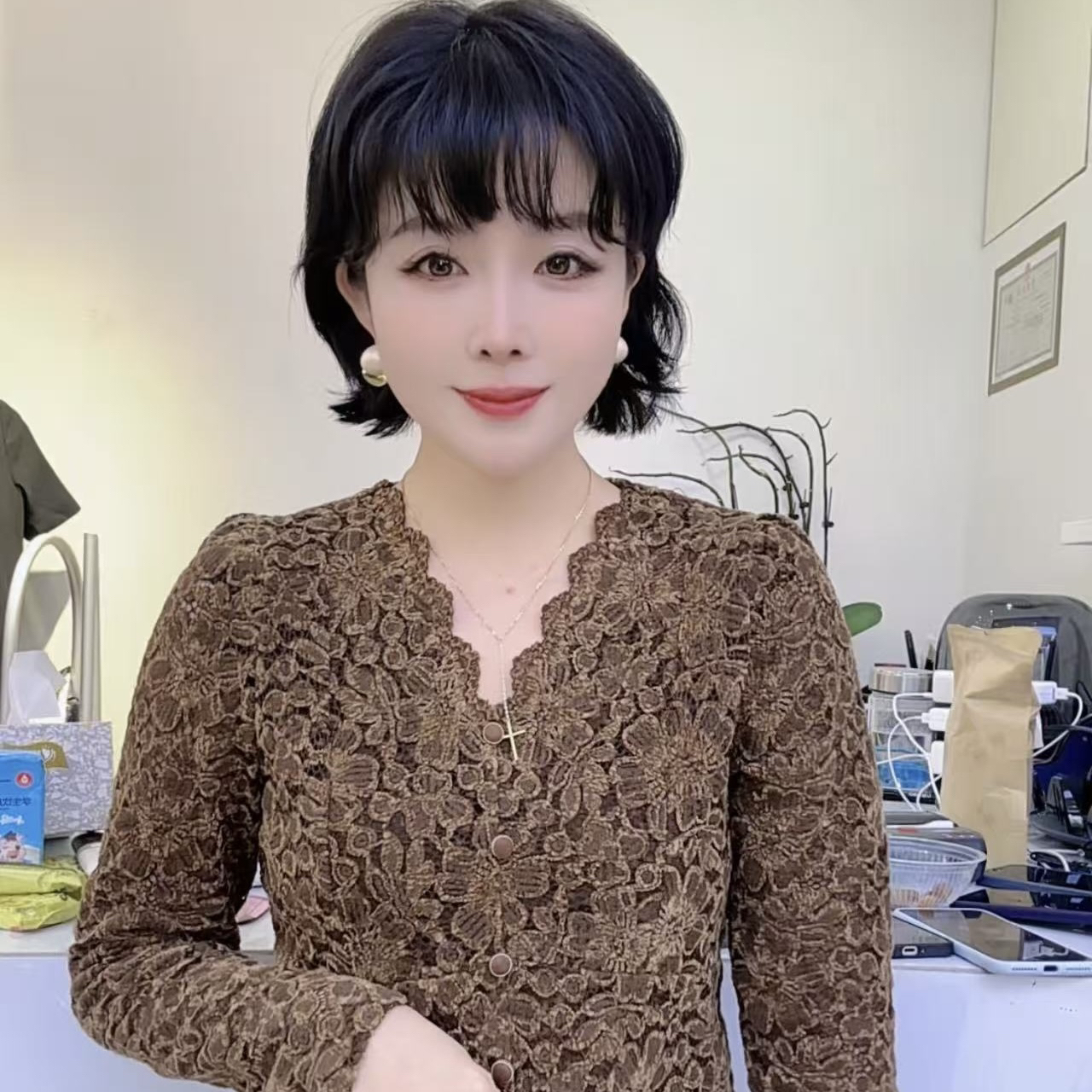 法式长袖V领蕾丝打底衫女秋冬新款洋气显瘦内搭上衣