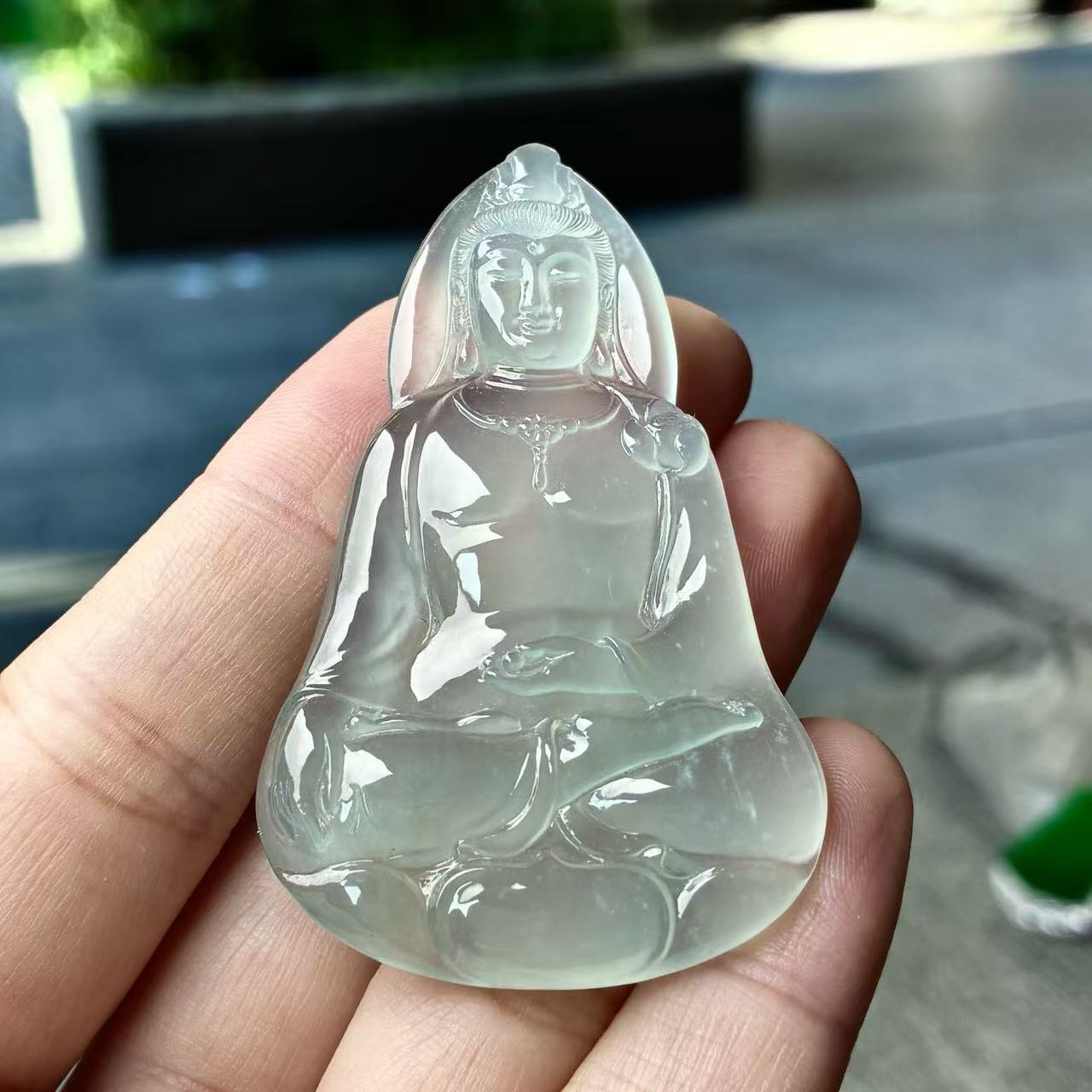 天然a货缅甸翡翠自然光尺寸56.6/35.5/5.2，高冰晴蓝底观音吊坠