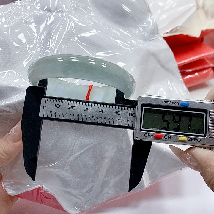 翡翠手镯未镶嵌19。    