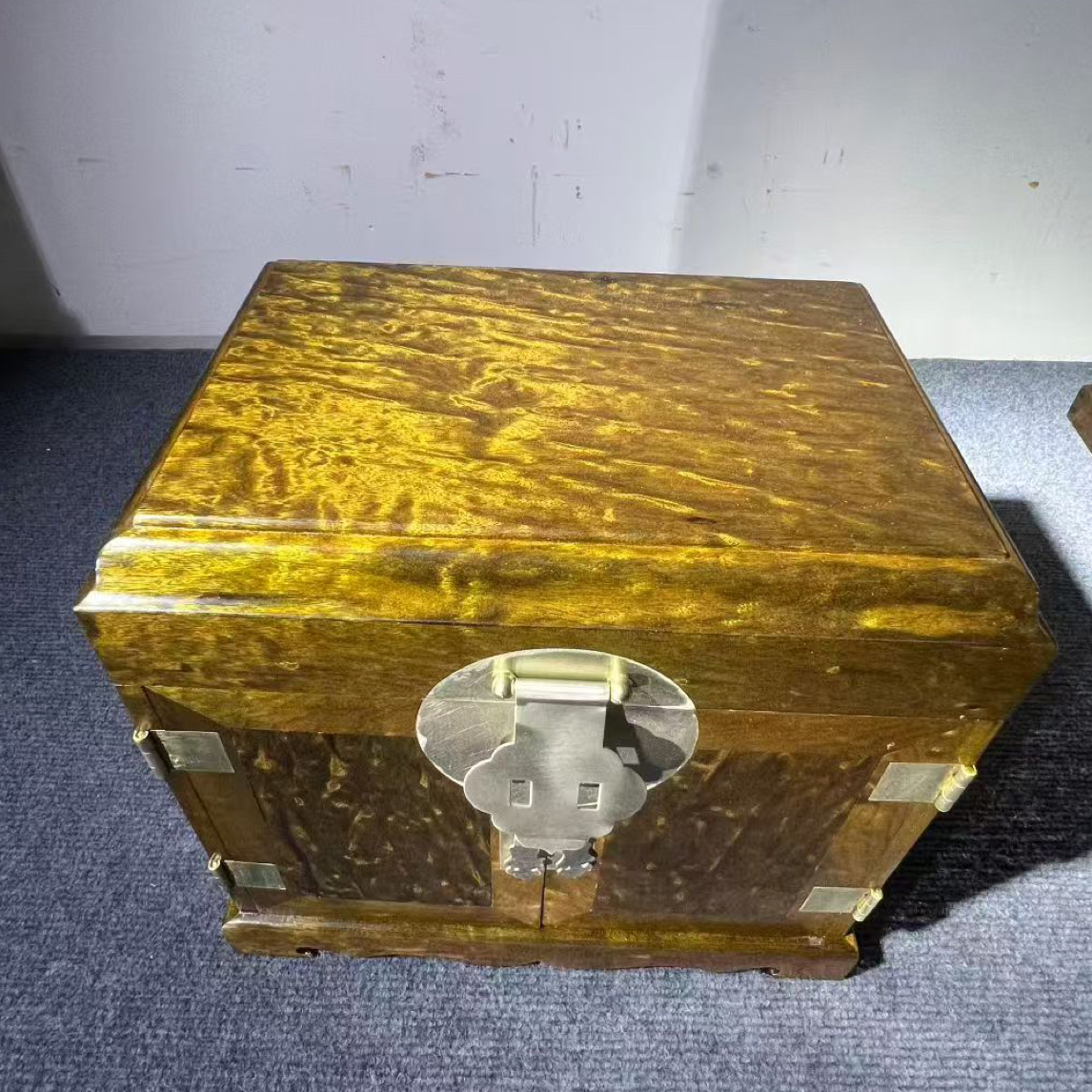 小叶金丝楠木箱子