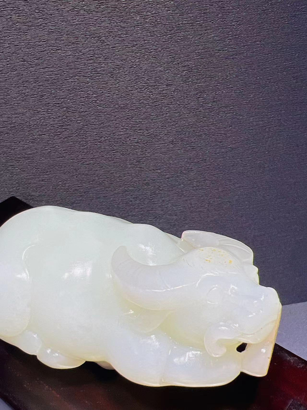 和田玉羊脂玉手把牛