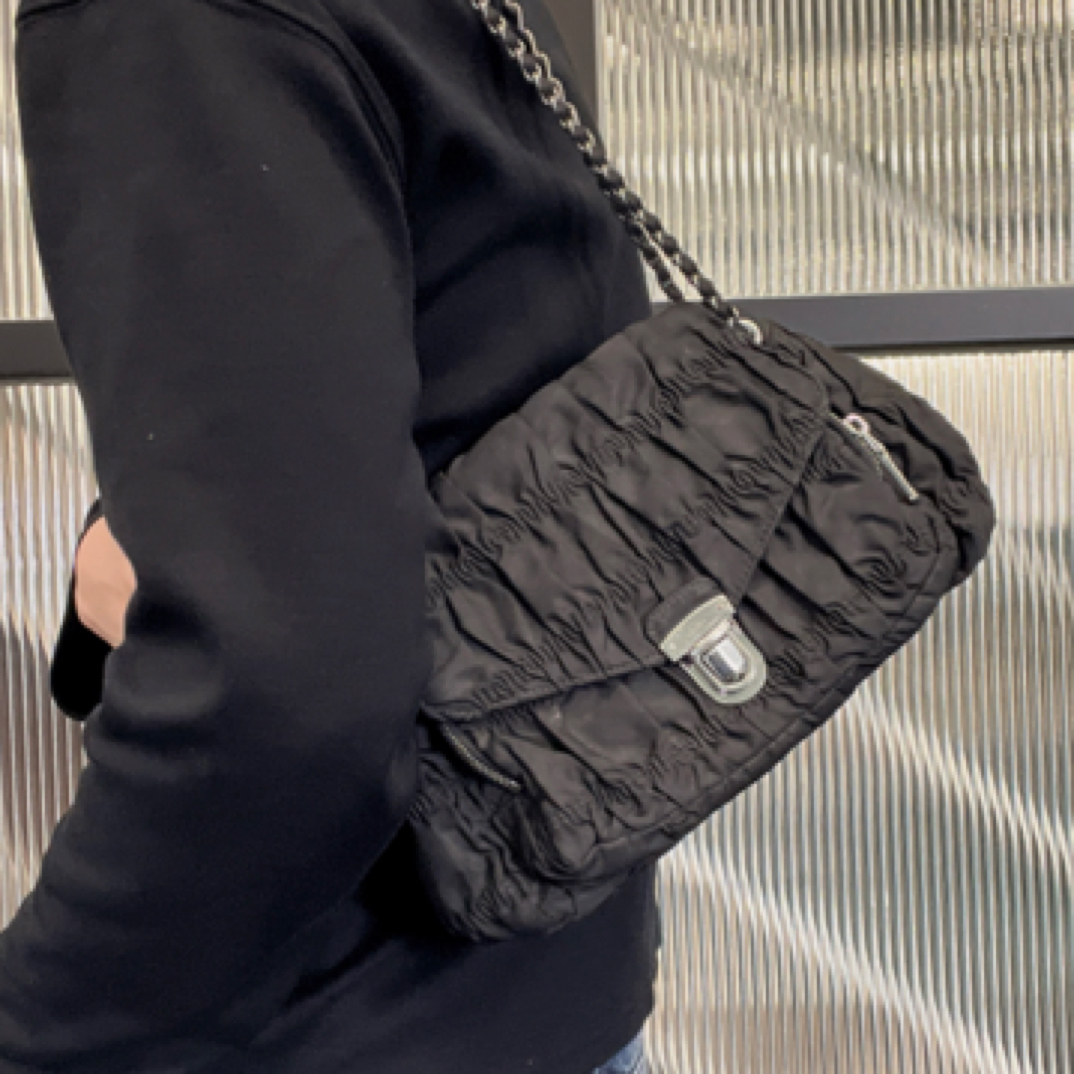 95新 Prada/普拉达 【涛】31PP12普拉达黑色褶皱斜挎包