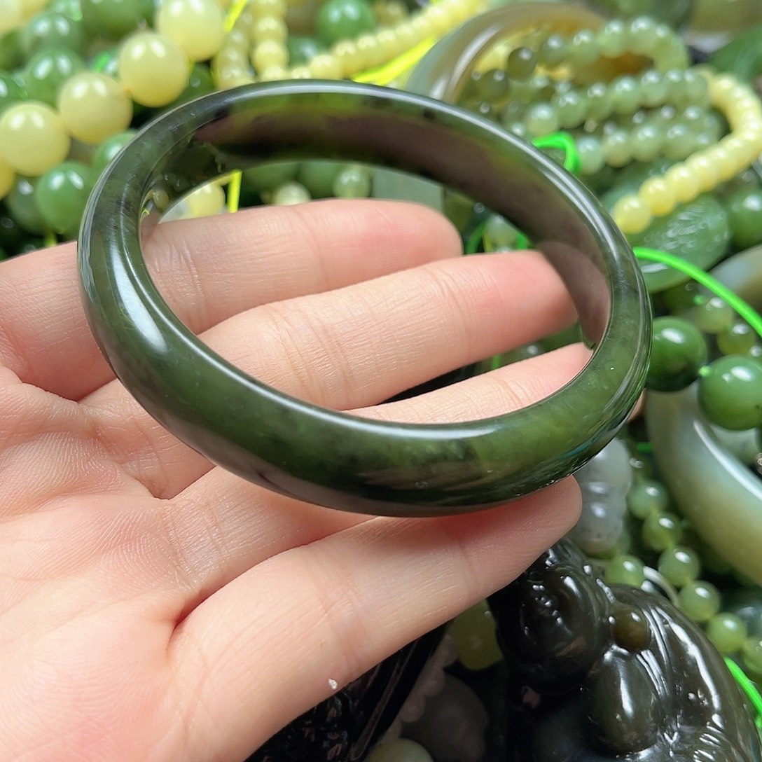 和田玉（碧玉）未镶嵌手镯58➕有棉。