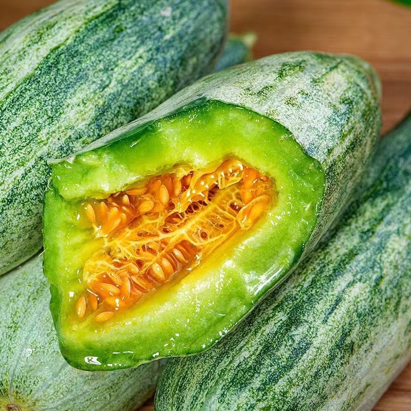 现摘羊角蜜甜瓜新鲜水果应当季甜瓜羊角蜜1斤左右
