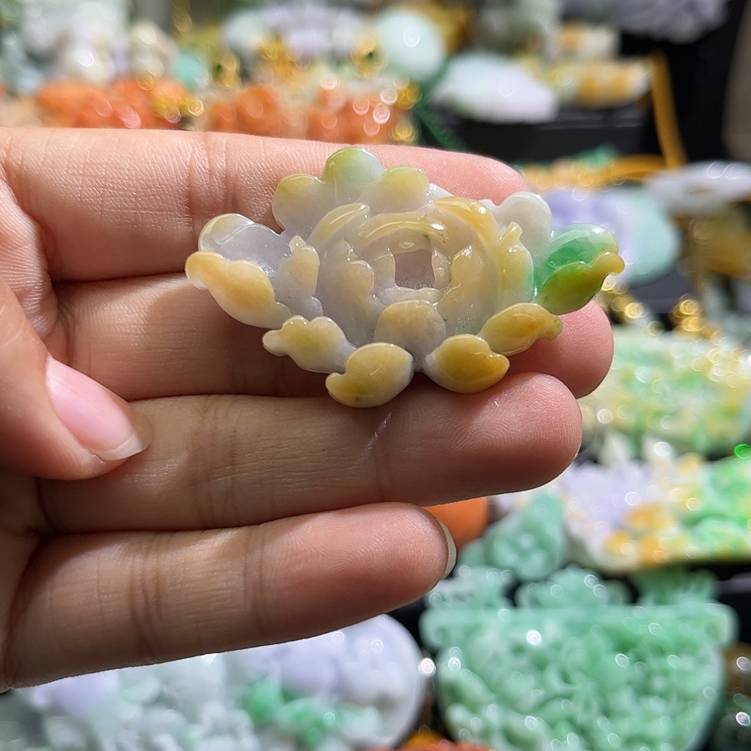 翡翠未镶嵌颈饰待编织