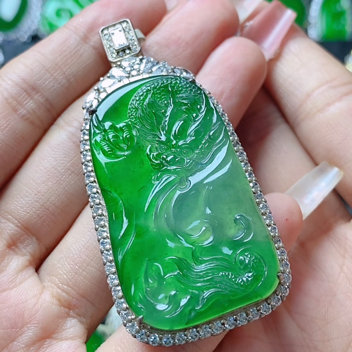 天然A货翡翠吊坠