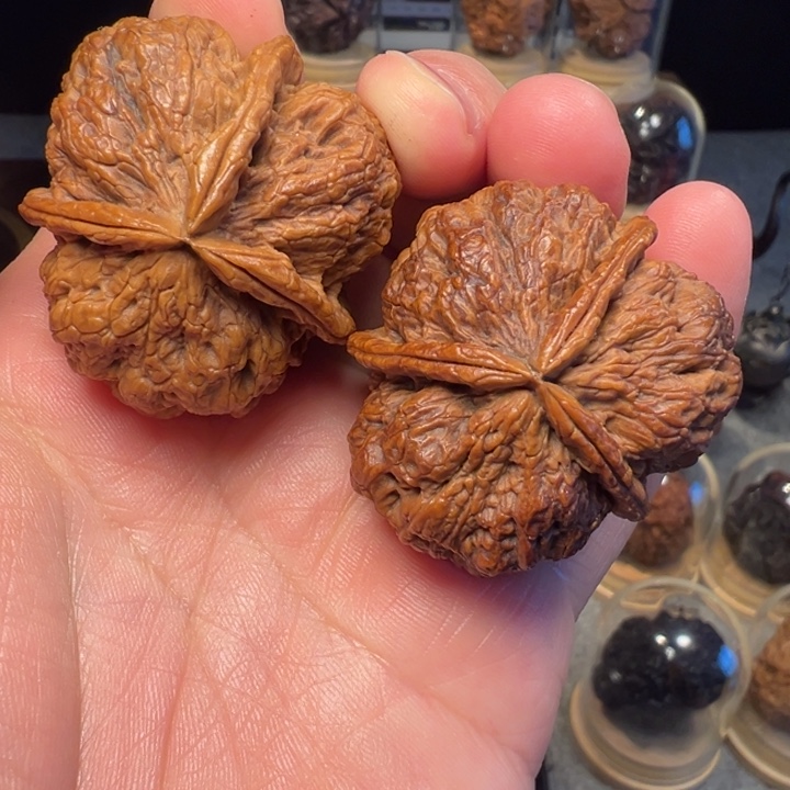 文玩核桃把件金刚佛手三棱43mm