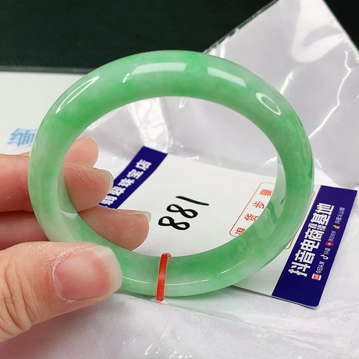 翡翠手镯未镶嵌翡翠