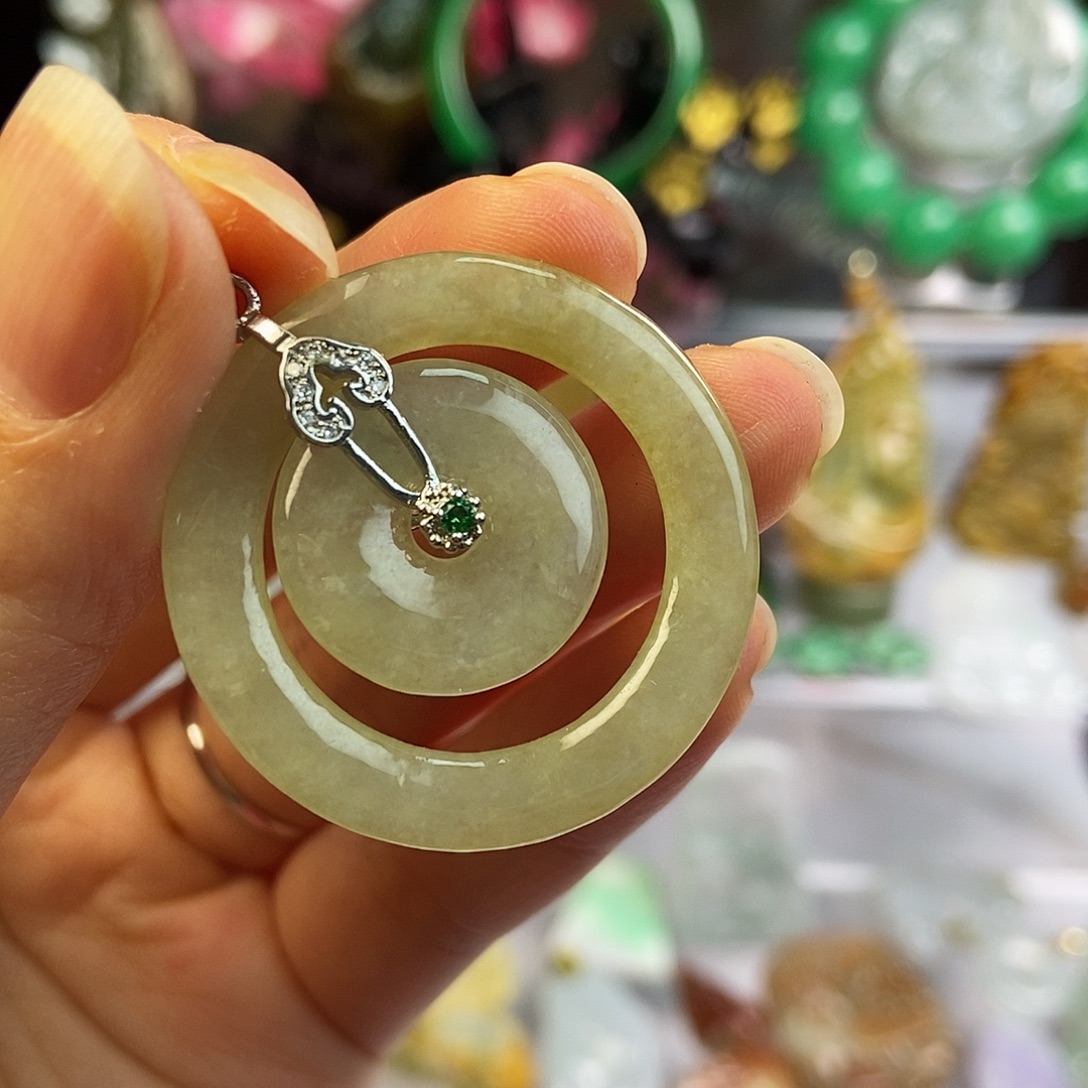 颈饰未镶嵌翡翠环环相扣