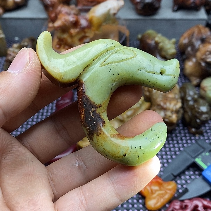 蛇纹石玉未镶嵌颈饰