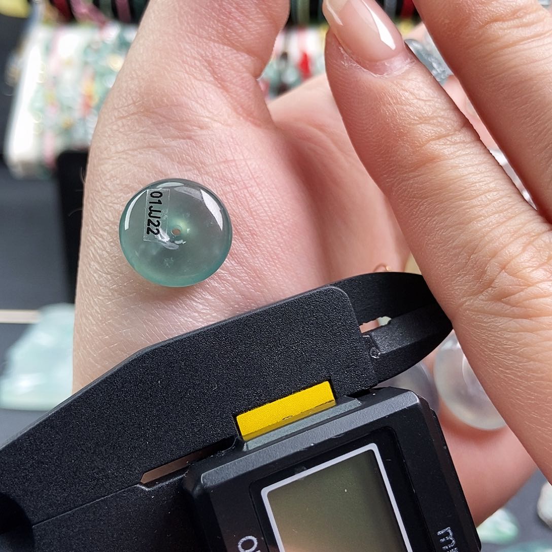 翡翠颈饰未镶嵌b****?平安扣