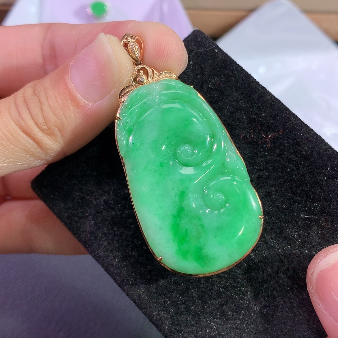 翡翠吊坠(赠链)18K金镶嵌