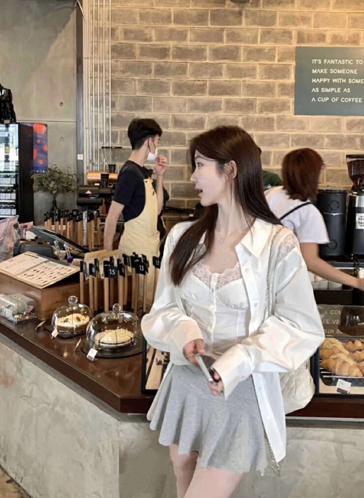 蕾丝拼接衬衫+蕾丝拼接收腰吊带背心+a字半裙套装 