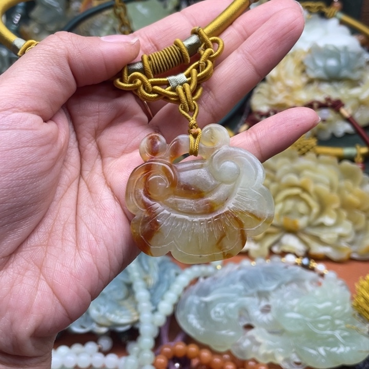 蛇纹石玉吊坠合金