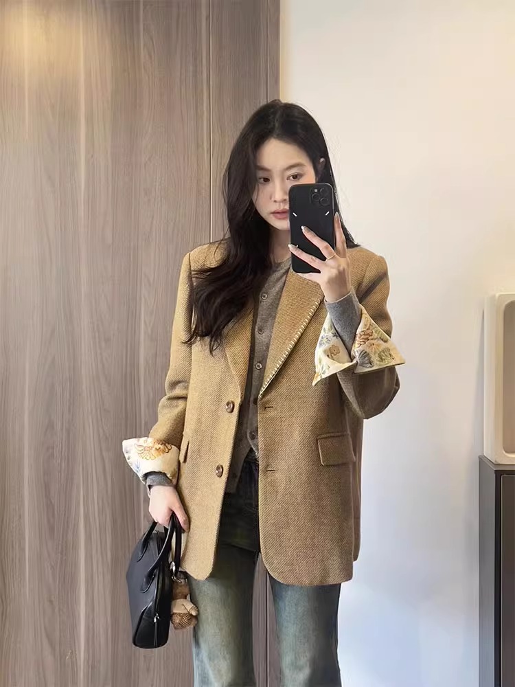 高级感卡其色毛呢西装外套女秋冬美拉德穿搭气质廓形西服呢子上衣