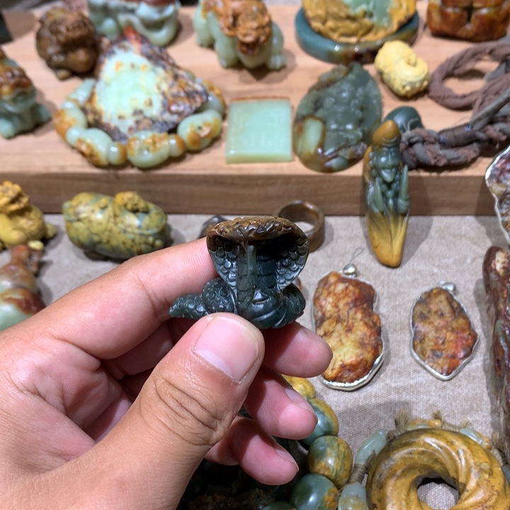 未镶嵌岫岩河磨玉（透闪石质玉）把件