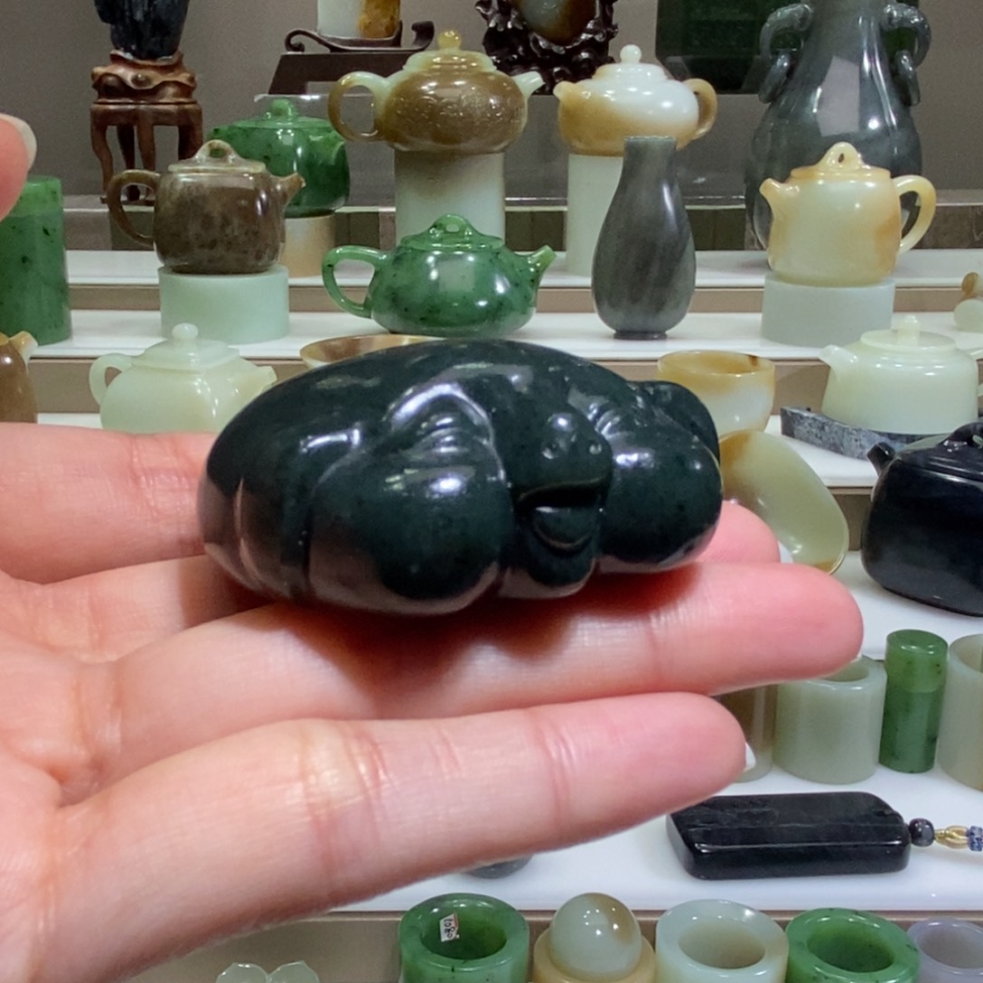 和田玉把件未镶嵌青玉福猪茶宠微瑕福利款