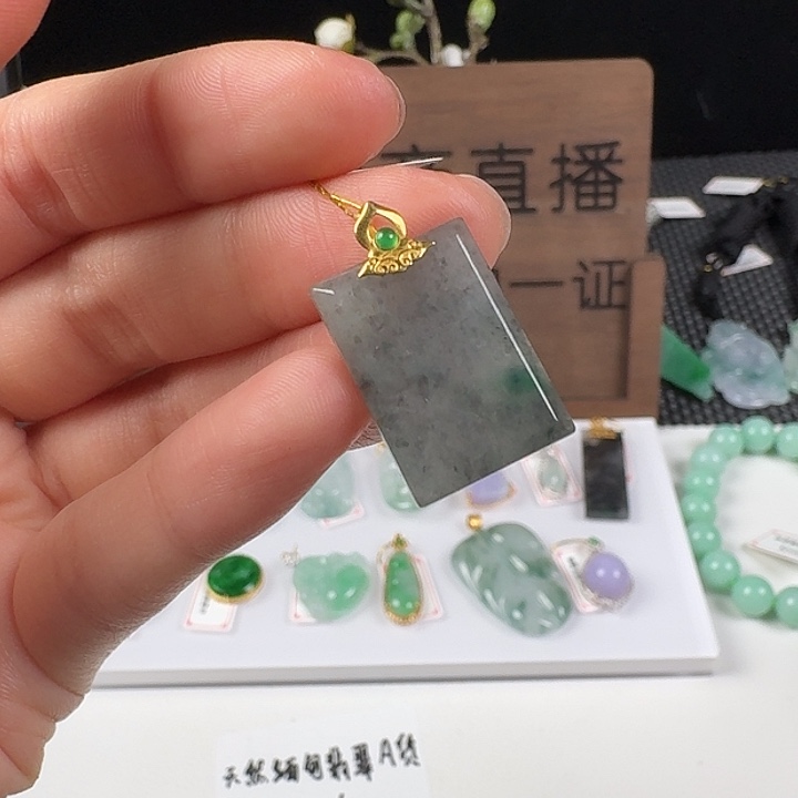 翡翠18K金镶嵌颈饰