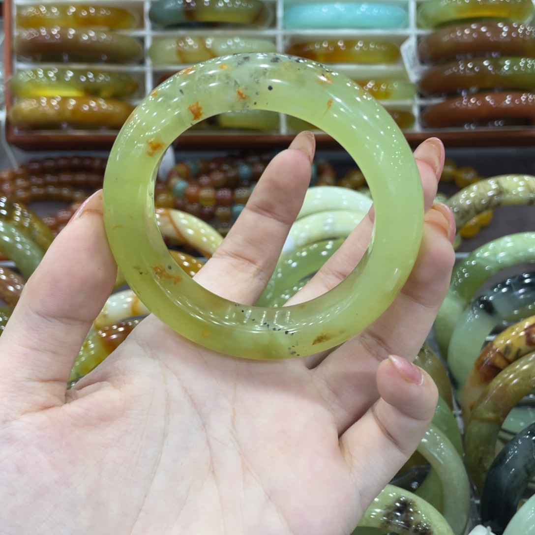 蛇纹石玉未镶嵌手镯