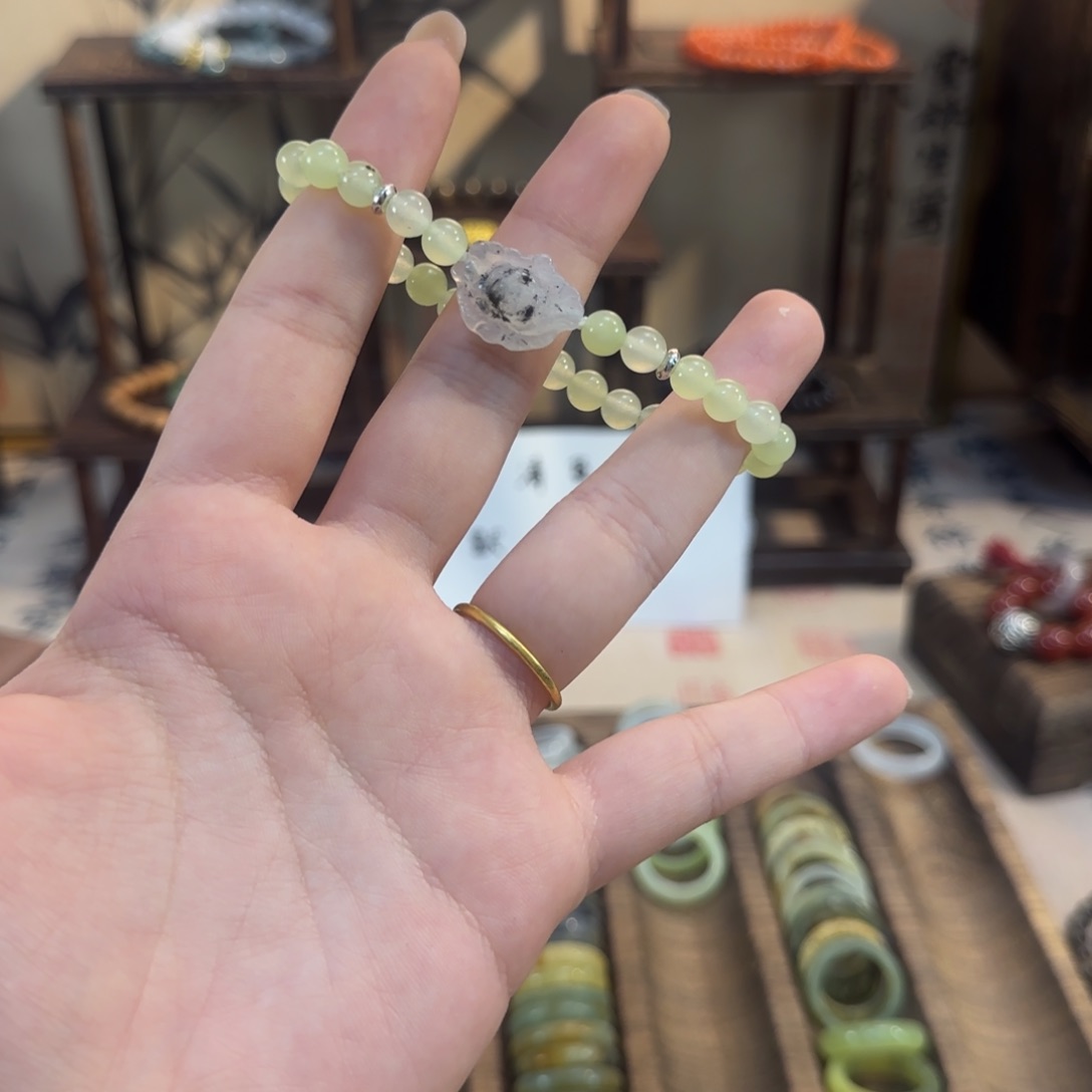 蛇纹石玉颈饰合金