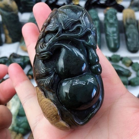 未镶嵌岫岩河磨玉（透闪石质玉）把件