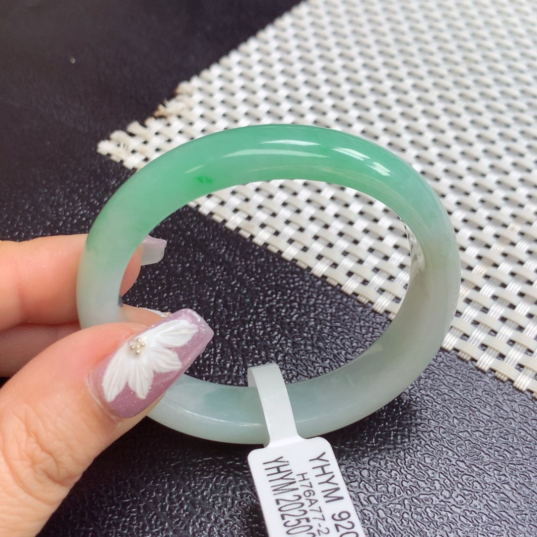 翡翠手镯未镶嵌缅甸