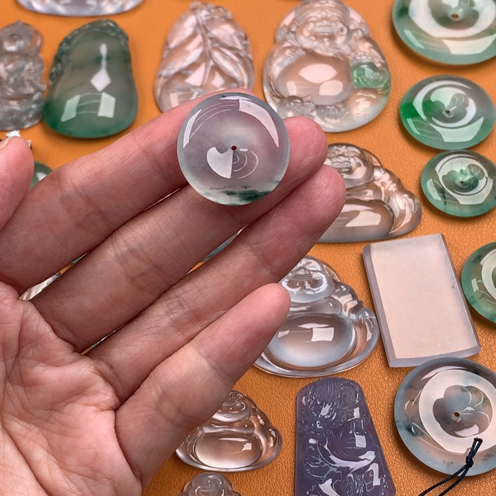 翡翠挂件未镶嵌…..