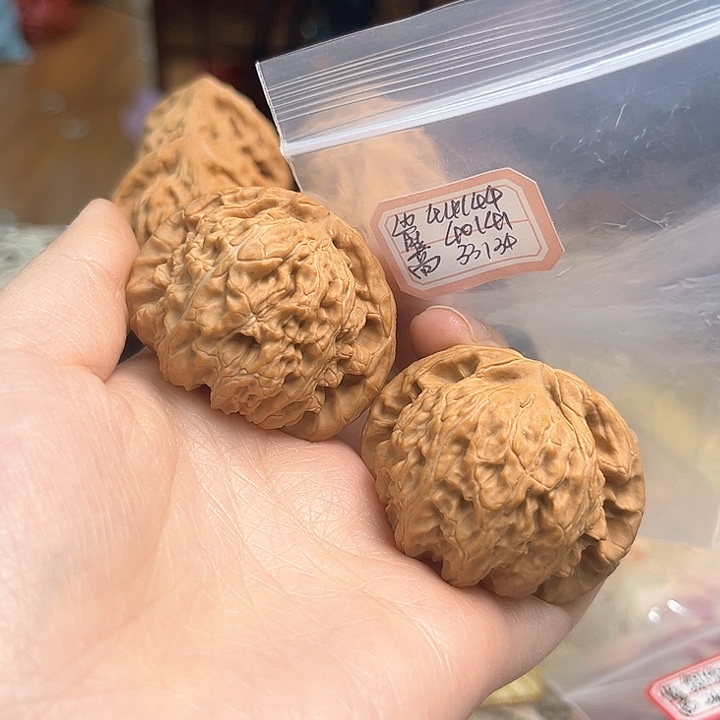 文玩核桃吊坠白狮子